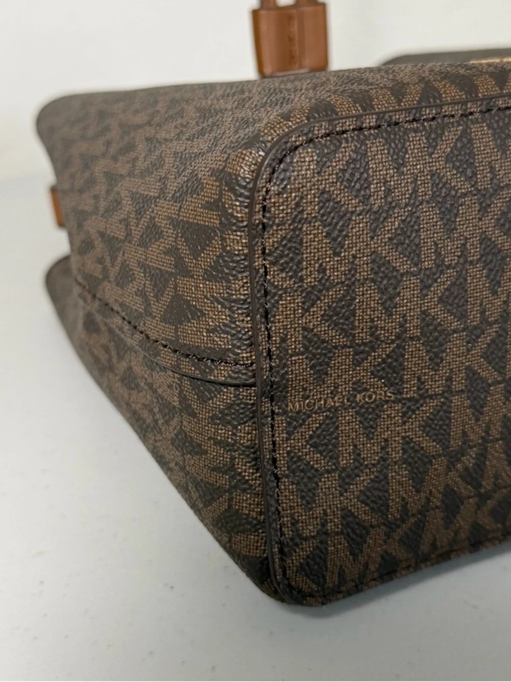 Michael Kors Suri Small Logo Bucket Bag - Picture 6 of 9